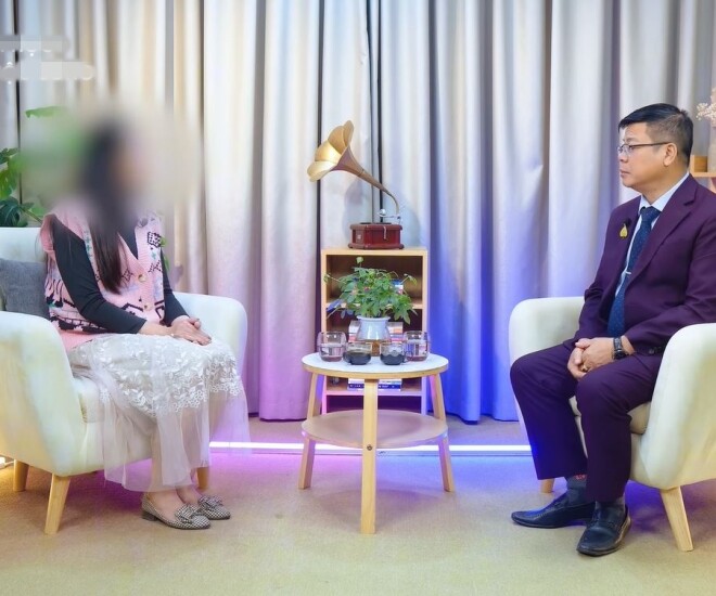 Chị A chia sẻ câu chuyện của mình với Tiến sĩ Tâm lý Đinh Đoàn.