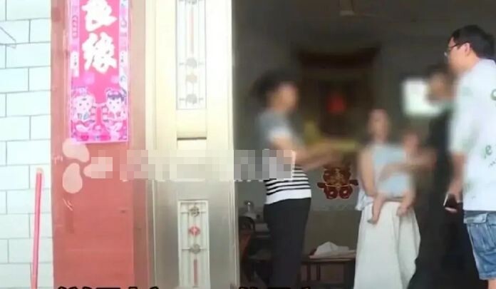Chị Lưu ôm con tìm đến nhà bạn trai cũ.