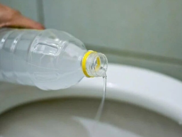 Nhỏ 2 giọt này vào bồn cầu, tác dụng rất bất ngờ, tiếc là nhiều người không biết, biết sớm đã có lợi rồi