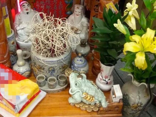 Đặt cóc ngậm tiền bên trái hay phải trên bàn thờ Thần Tài để mang lại sự giàu có cho gia chủ