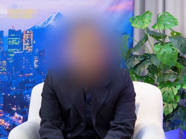 Về nhà thấy vợ đang cãi nhau với người lạ, chồng vỡ òa trước sự thật cay đắng