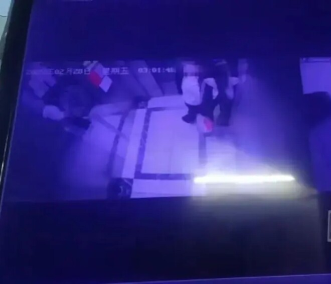 Chị Lý thấy chồng cùng nhân tình vào tòa nhà.