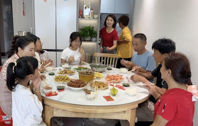 Đêm hôm đó, cả gia đình tụ họp ăn mừng hai cháu hoàn thành kỳ thi. (Ảnh minh họa)
