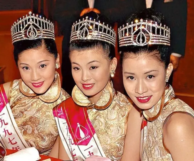 Hoa hậu Ông Gia Tuệ (giữa), Á hậu 1 Lý Minh Tuệ (trái) và Á hậu 2 Xa Thi Mạn (phải).