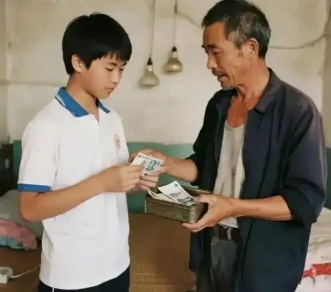 Khi tôi đỗ đại học, bố dượng đã bán xe máy để lấy tiền cho tôi đi học. (Ảnh minh họa)