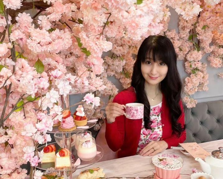 Azarashi tuy đã ngoài 60 nhưng trông vẫn rất trẻ trung.