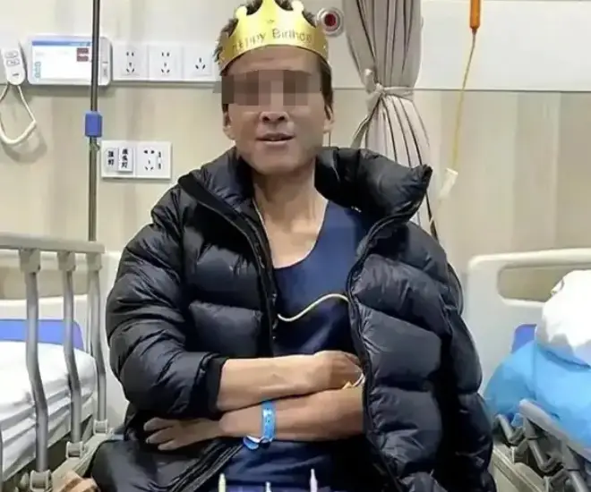 Anh Phong đón sinh nhật trong bệnh viện.