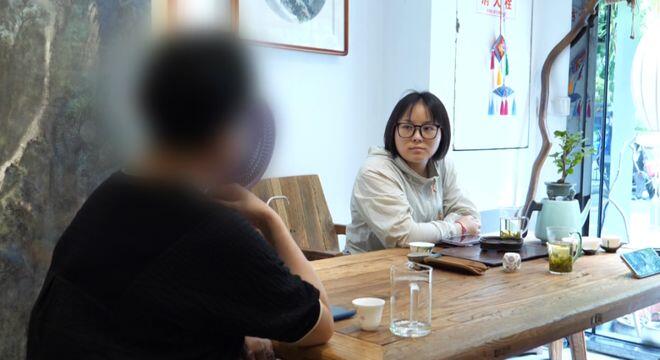 Bà Lan trao đổi câu chuyện với phóng viên.