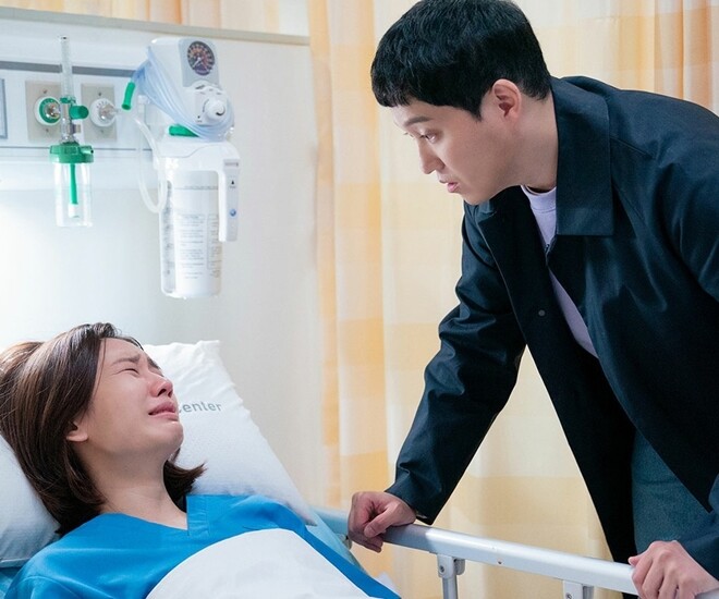 Mãi đến khi Mai ngã bệnh, tôi chăm sóc từng chút thì cô ấy mới thực sự mở lòng. (Ảnh minh họa)