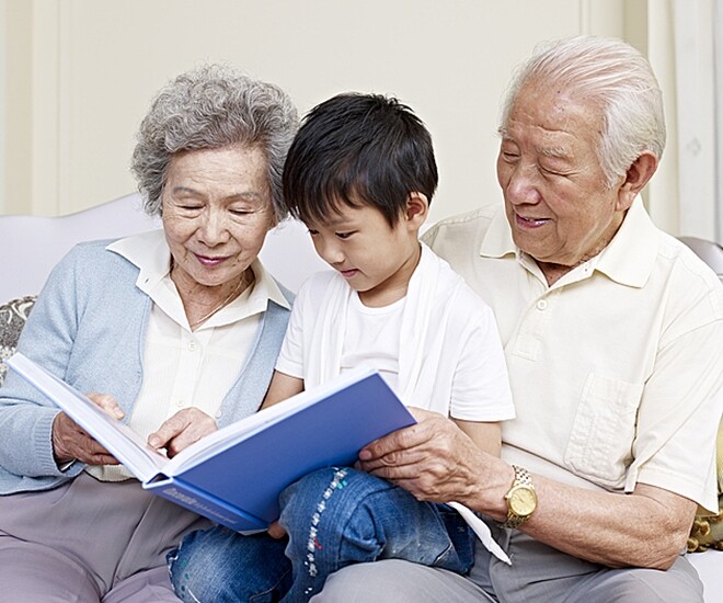 Từ nhỏ tôi đã dạy các cháu học chữ, kèm từng nét bút. (Ảnh minh họa)
