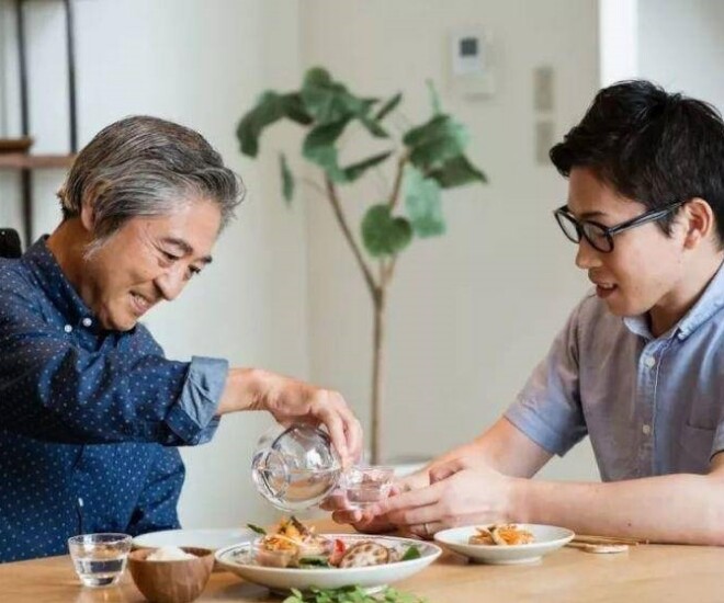 Ngày con trai cưới vợ, tôi và ông nhà bàn bạc tặng hai đứa 1 tỷ để chúng góp vào mua căn hộ nhỏ. (Ảnh minh họa)