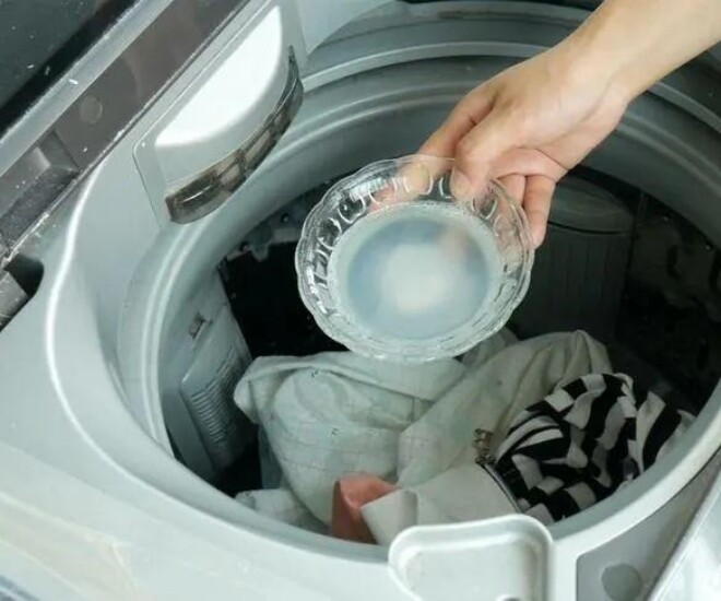 Giặt đồ đừng chỉ cho bột giặt, thêm bát nước này vào, quần áo bẩn hay ố vàng đến mấy cũng sạch sẽ như mới - 1