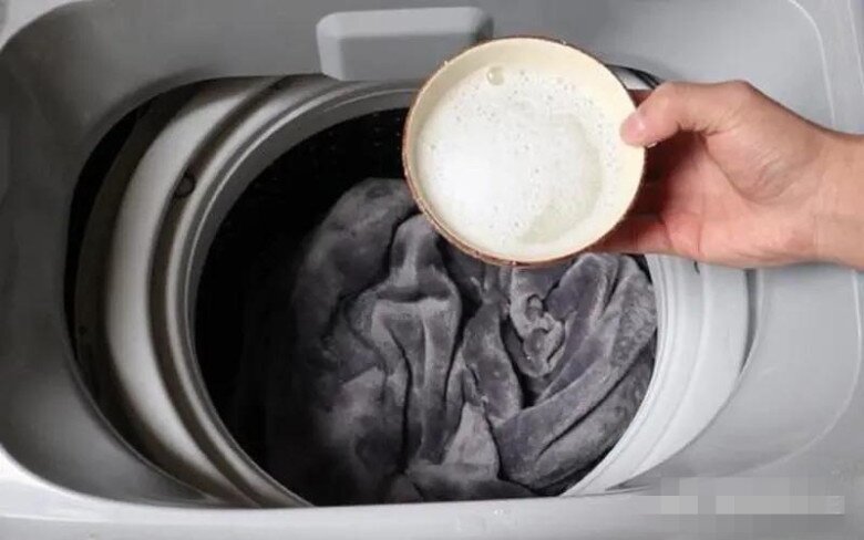 Giặt đồ đừng chỉ cho bột giặt, thêm bát nước này vào, quần áo bẩn hay ố vàng đến mấy cũng sạch sẽ như mới - 3