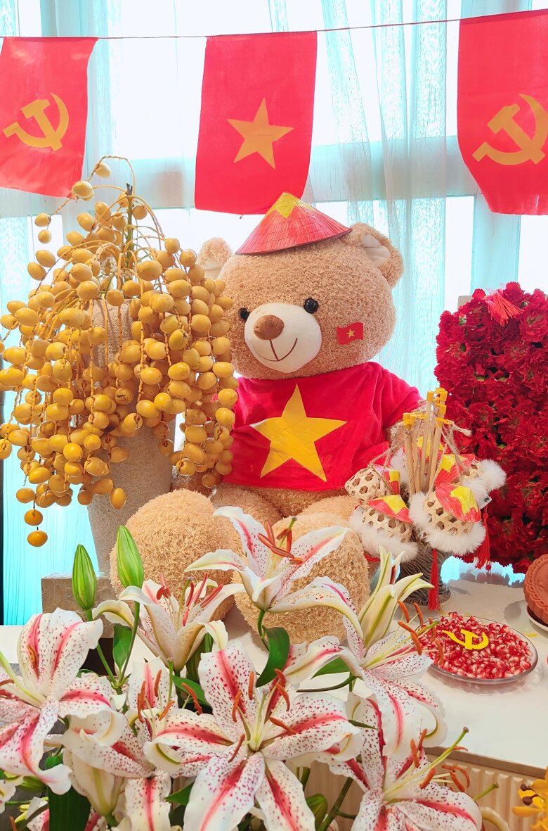 Không gian tràn ngập sắc đỏ rực rỡ, được chị Đào Thị Lý (Long Biên, Hà Nội) bày trí công phu với điểm nhấn là lá cờ Tổ quốc kết bằng hoa tươi, những món bánh truyền thống, và gấu bông mặc áo đỏ sao vàng – tất cả hòa quyện tạo nên không khí ấm áp, tự hào mừng Quốc khánh 2/9. 