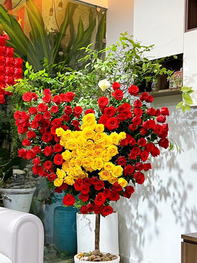 Bình hoa hồng tạo hình trái tim với ngôi sao vàng là điểm nhấn.