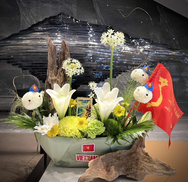 Bộ sưu tập tiểu cảnh hoa tươi kết hợp mộc mạc với gỗ và những chiếc tem ghi các danh lam nổi tiếng như Sa Pa, Hạ Long, Nha Trang của chị Phương Oanh...