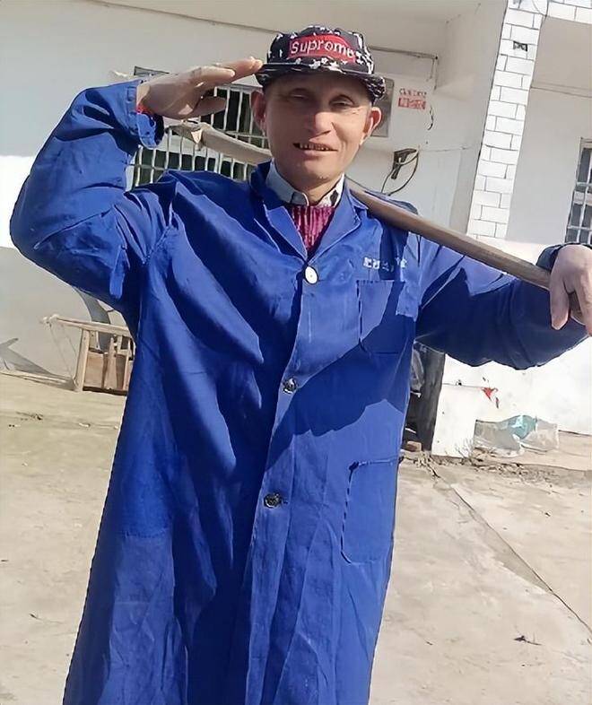 Ông La Nguyên Bình đang làm công nhân trong nhà máy.
