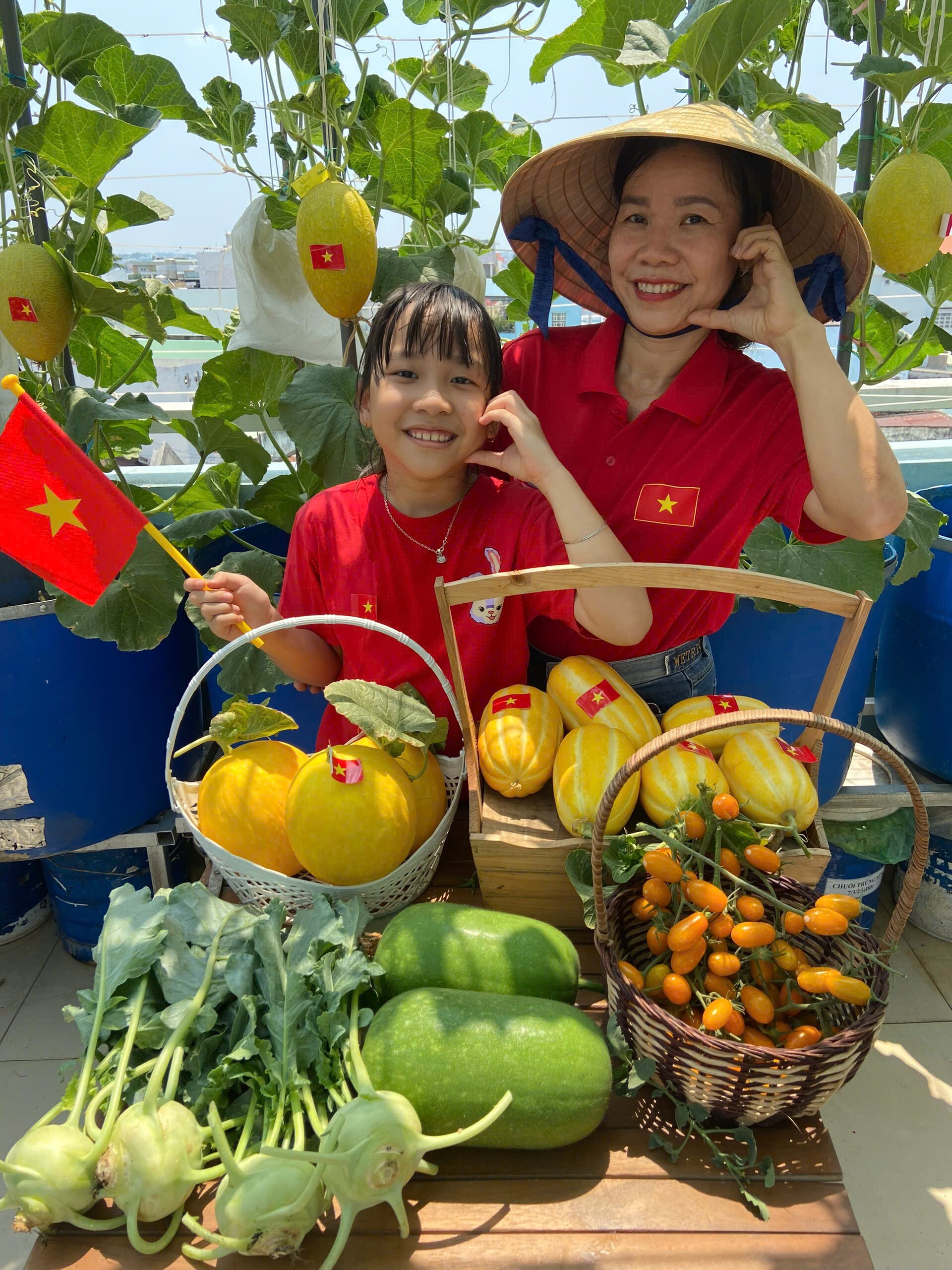 Mẹ 3 con Biên Hòa trồng 2 vườn rau xanh mướt trên ban công và sân ...