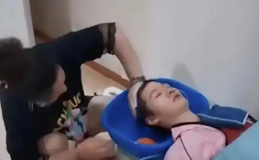 Nàng dâu được mẹ chồng chăm sóc tận tình.