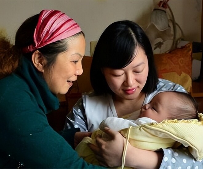 Tôi đã lên thành phố giúp con trai và con dâu chăm cháu được 2 năm. (Ảnh minh họa)