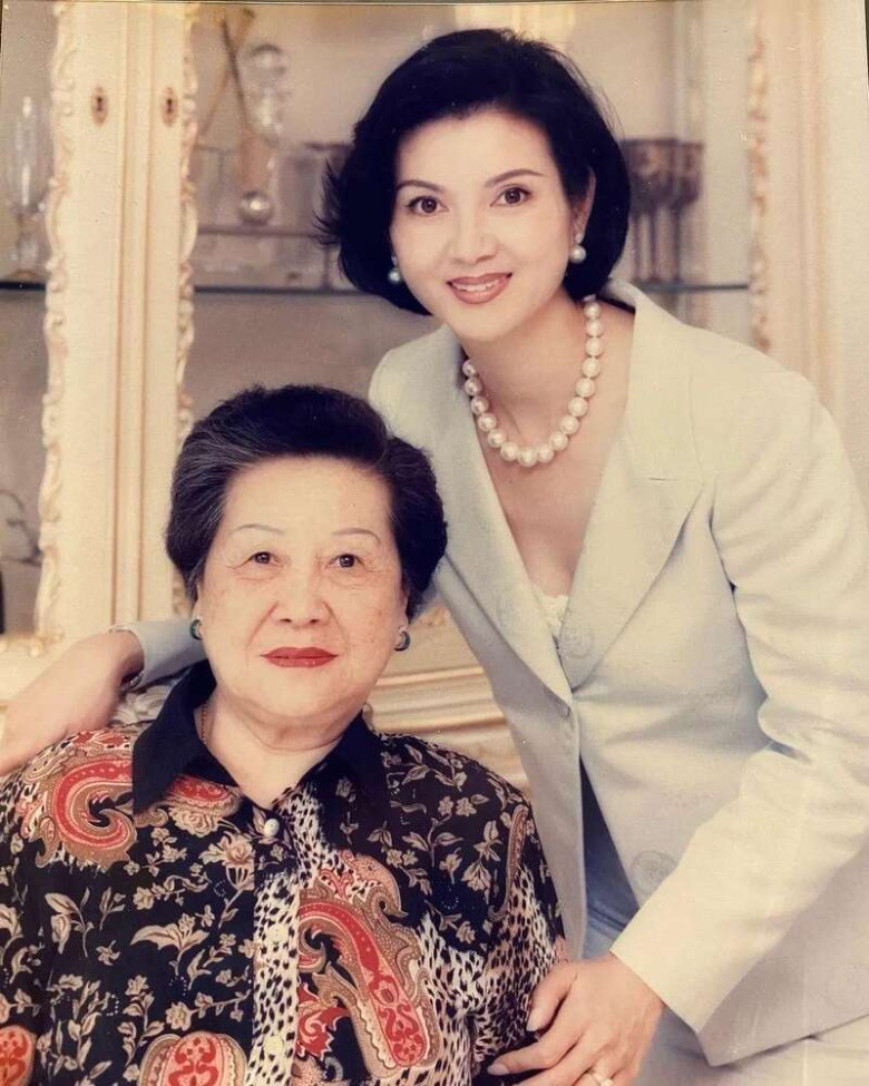 Tạ Linh Linh và mẹ chồng.