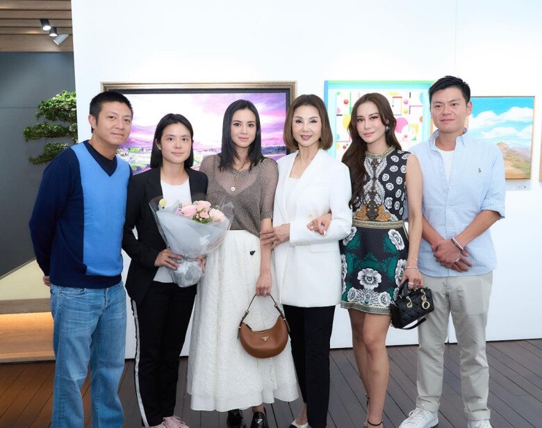 Các con của Tạ Linh Linh đều thành công.