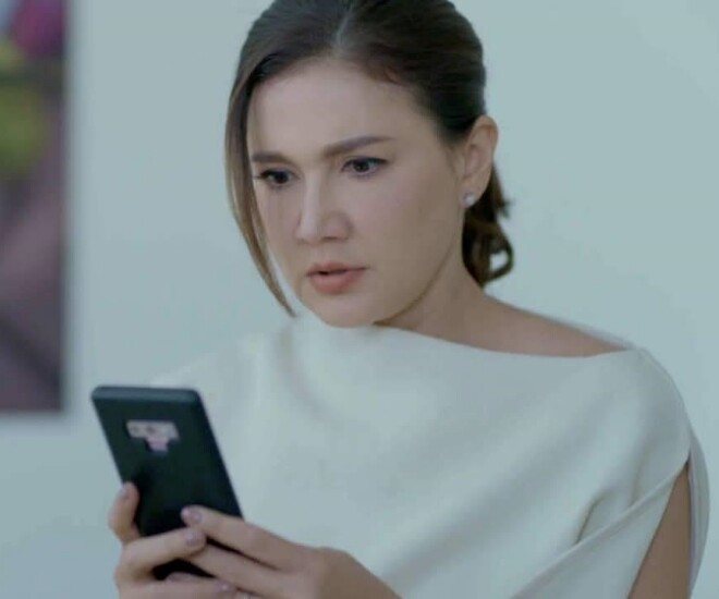 Nhìn dòng tiḕn 500 nghìn nhỏ nhoi trên màn hình ᵭiện thoại mà tȏi thấy lòng chát ᵭắng. (Ảnh minh họa)