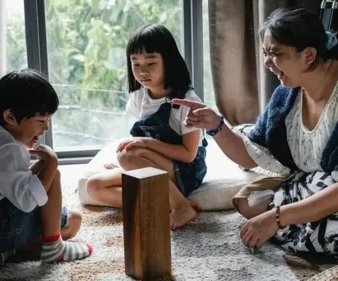 Tôi chăm sóc và yêu thương hai cháu như nhau. (Ảnh minh họa)