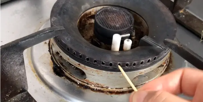 Dùng tăm xiên qua các lỗ trên mâm chia lửa. (Ảnh minh họa)