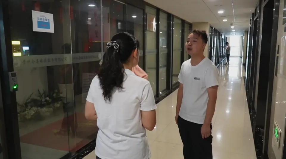 Tiểu Đàm đành nhờ tới sự trợ giúp của phóng viên và trình báo lên chính quyền địa phương.