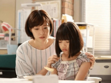 Đến nhà chồng cũ thăm con gái, thấy mẹ kế gắp chân gà cho con, tôi trao hết tài sản cho cô ấy