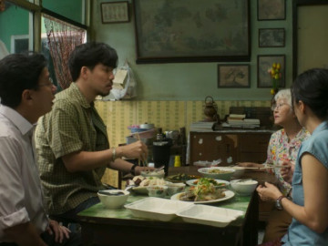 Chị dâu biếu mẹ giỏ quà rẻ tiền mừng sinh nhật nhưng bị hất đổ, nhìn thứ rơi ra cả nhà tôi vỡ òa
