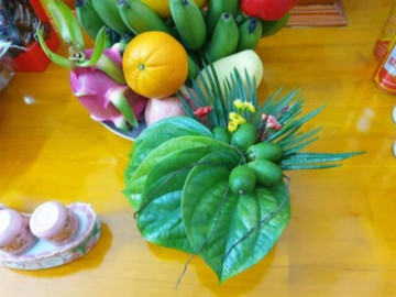 Khi thắp hương, dùng bao nhiêu lá trầu, bao nhiêu quả cau thì chuẩn phong thủy? Nên đặt bên trái hay bên phải bàn thờ?