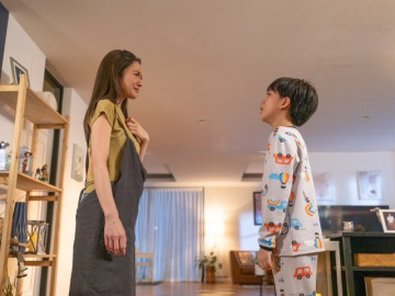 Đến nhà chồng cũ ở 3 ngày để chăm con, tôi khóc nghẹn vì một tin nhắn của người chồng hiện tại