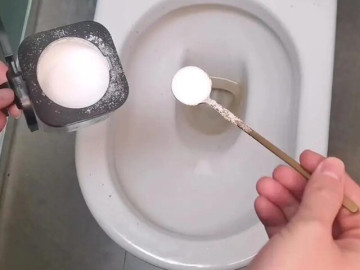 Tại sao nên rắc một nắm muối vào bồn cầu?