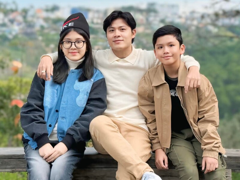 Câu chuyện làm bố đơn thân, một mình nuôi 2 con của Nguyễn Văn Chung nhận được nhiều sự quan tâm. Sau khi ly hôn, anh tập trung nuôi nấng con trai Hiếu Long (còn gọi là Pu). Ngoài ra, nam nhạc sĩ còn nhận nuôi Kim Anh (còn gọi là Suri) - con ruột của em gái anh. 