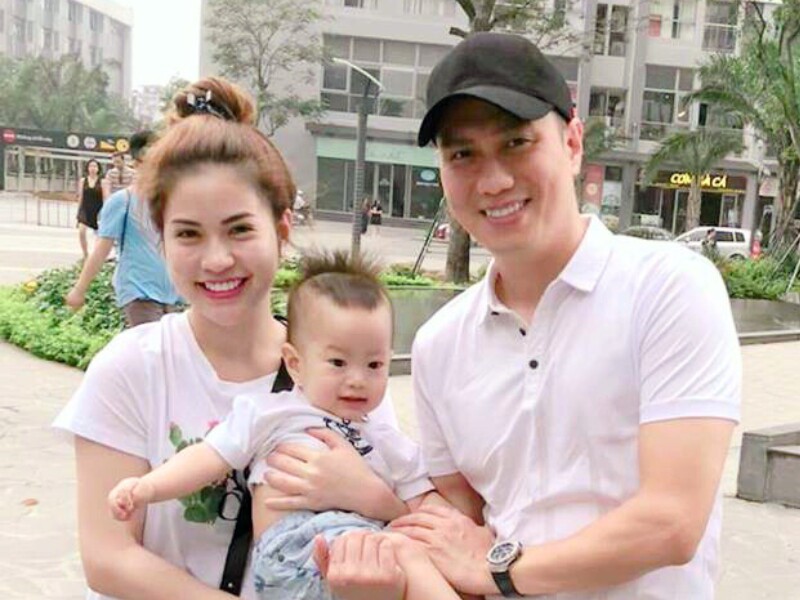 NSƯT Việt Anh và Hương Trần từng là vợ chồng và có với nhau 1 con trai tên Đậu (sinh năm 2017). Đến năm 2019, cả 2 quyết định ly hôn, con trai sống với mẹ. Thời gian qua, cuộc sống mẹ đơn thân của cựu hot girl Hà thành nhận được nhiều sự quan tâm.
