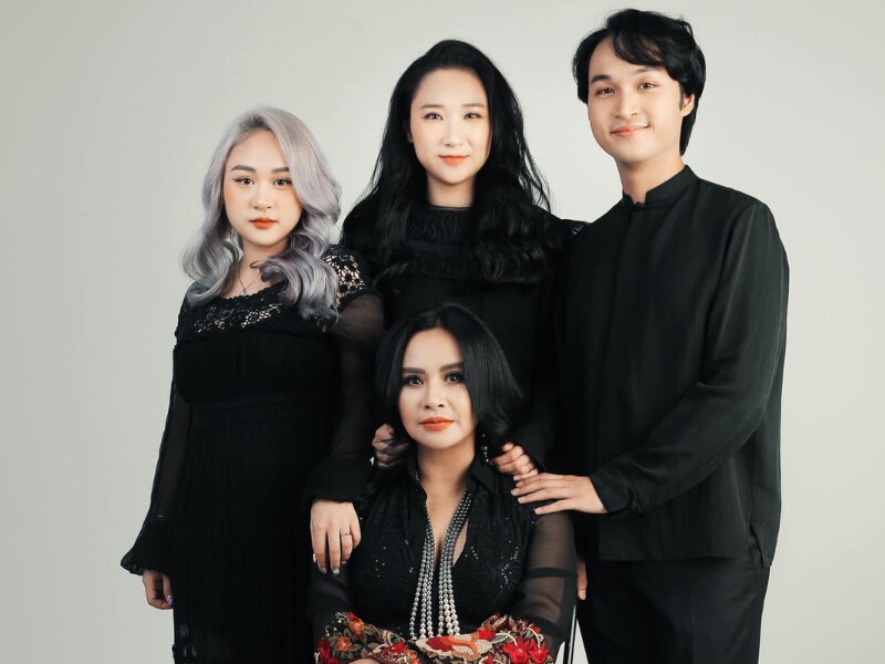 Trước khi đến với bác sĩ Tiến Hùng, NSND Thanh Lam đã qua 2 lần hôn nhân và có 3 người con. Các con lần lượt của diva là Hồng Vân (con chung với người chồng đầu tiên), Thiện Thanh và Đăng Quang (con chung với nhạc sĩ Quốc Trung).