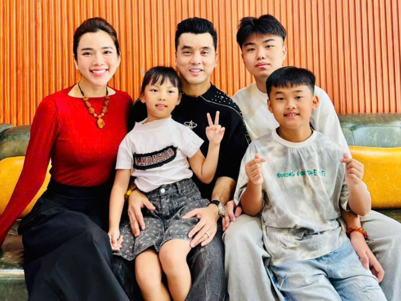 Hơn 10 năm đồng hành, tổ ấm của ca sĩ Ưng Hoàng Phúc và người mẫu Kim Cương ngày càng êm ấm. Cặp đôi khiến nhiều người ngưỡng mộ khi có 3 con "đủ nếp, đủ tẻ". Trong đó, Will (tên thật là Hưng Phát) là con riêng đầu lòng của Kim Cương.