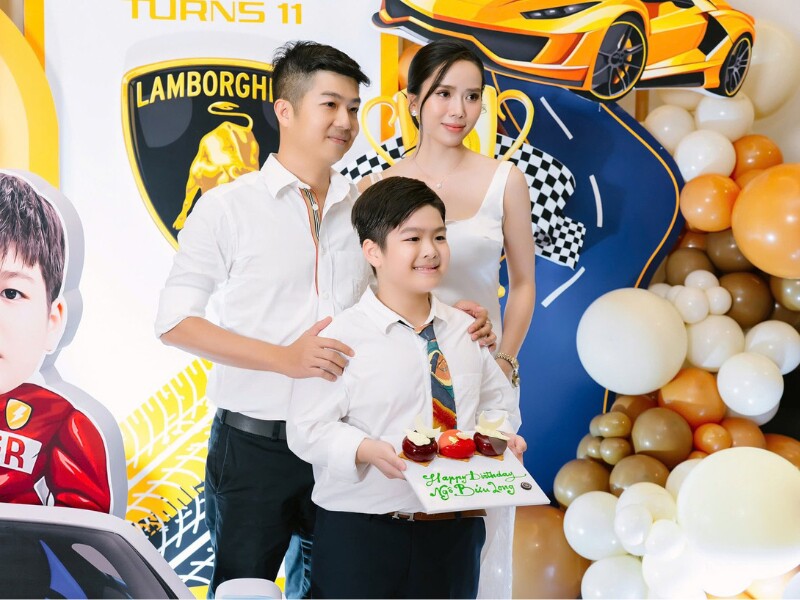 Mới đây, diễn viên Bella Mai cùng bạn trai - doanh nhân Bửu Lộc đến dự tiệc sinh nhật của của bé Tin (tên thật là Bửu Long, con chung của Bửu Lộc với vợ cũ - diễn viên Nhật Kim Anh).