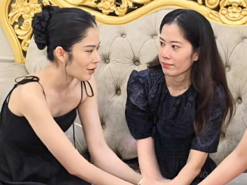 Từng có khoảng thời gian, Nam Anh - Nam Em liên tục cùng nhau dự sự kiện. Mỗi khi xuất hiện, cặp song sinh nhận "cơn mưa" lời khen. Thậm chí, nhiều người không nhận ra đâu là chị, đâu là em vì ngoại hình tương đồng.