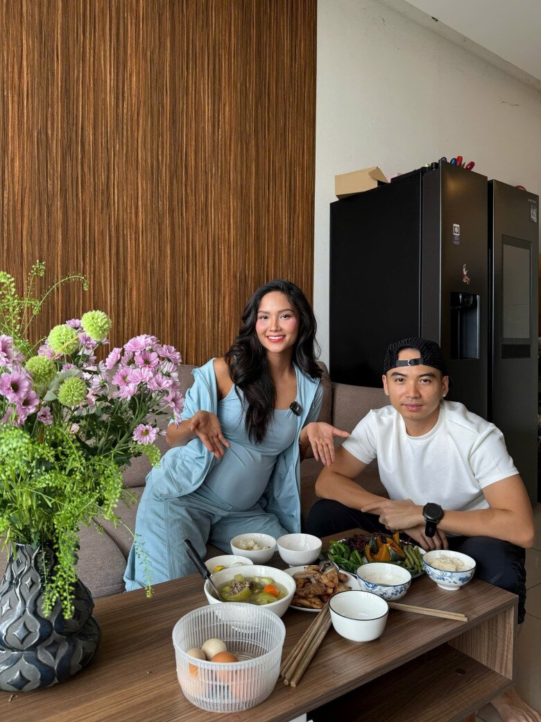 Nhiếp ảnh gia Tuấn Khôi tự nấu ăn bồi bổ cho bà xã.