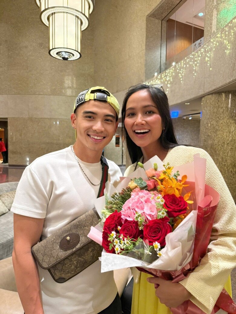 Nhiếp ảnh gia Tuấn Khôi đồng hành cùng vợ trong mọi việc.