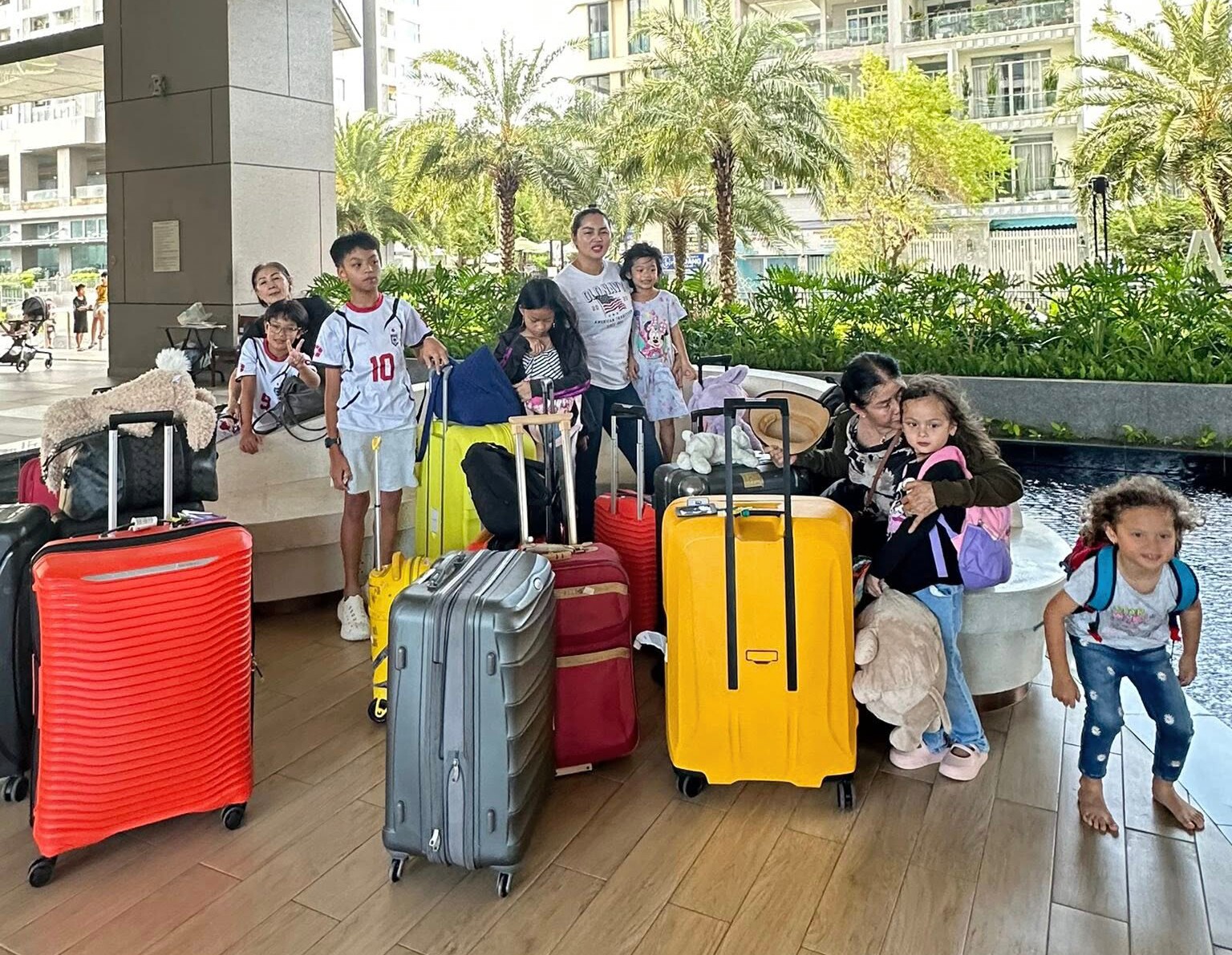 Hình ảnh bà mẹ 5 con cùng gia đình di chuyển 20 chiếc va li.