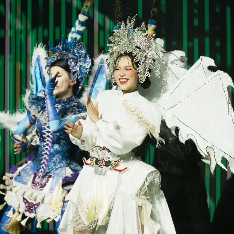 Ngoài Sing! Asia, Phương Mỹ Chi còn nhận được sự quan tâm khi tham gia chương trình Em xinh say hi