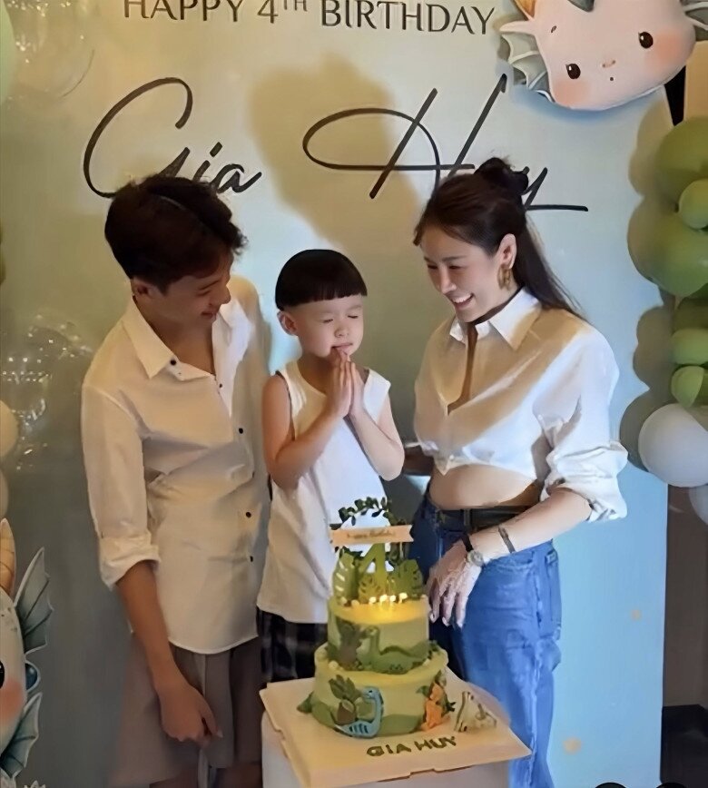 Khoảnh khắc bé Wu đón tuổi mới bên mẹ và anh trai.