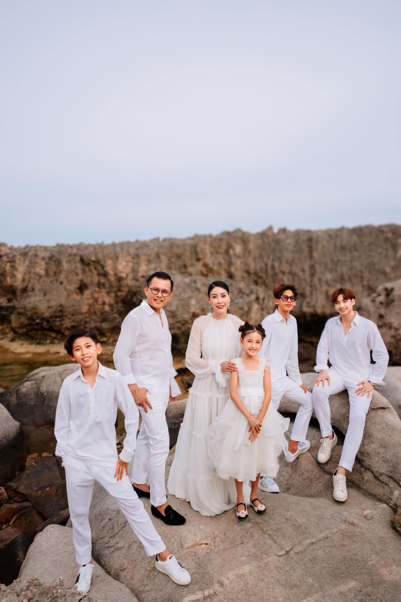 Tổ ấm của vợ chồng Hà Kiều Anh bên 4 con.