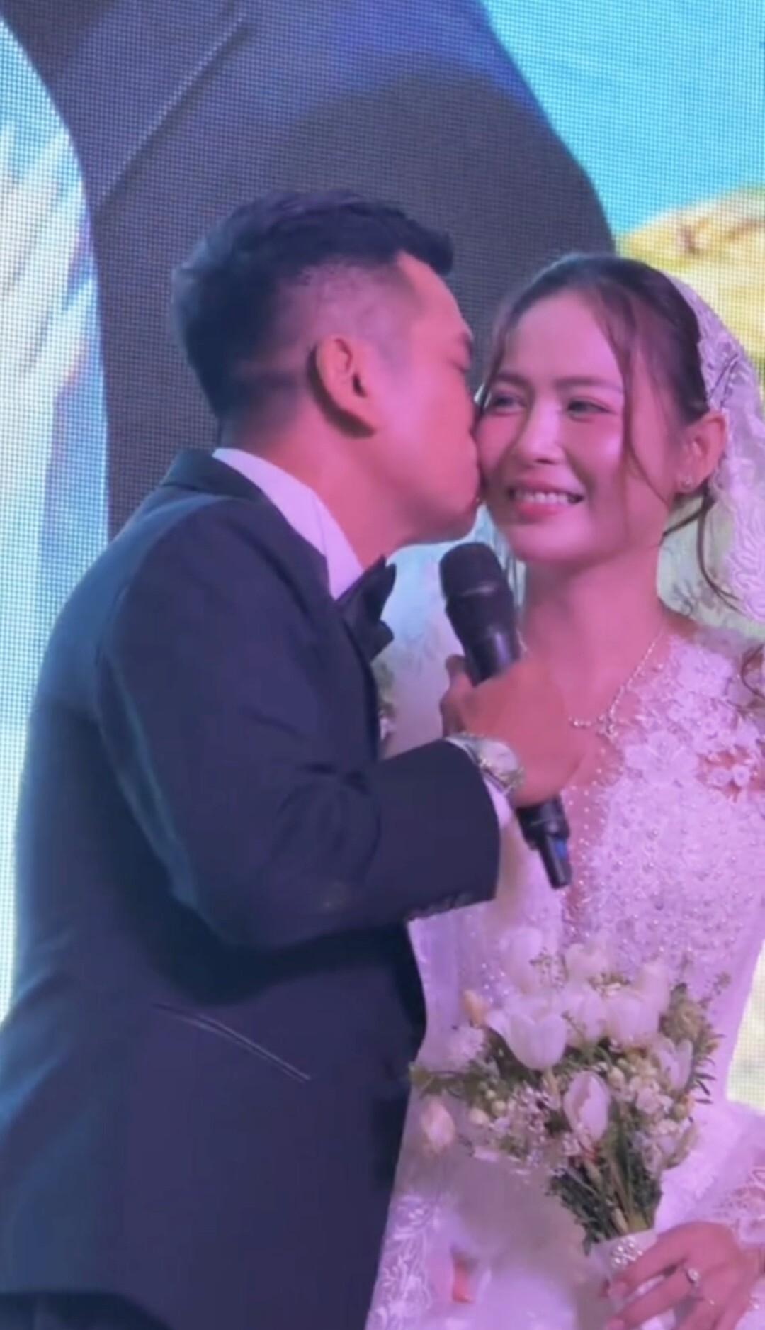 Khoảnh khắc nam diễn viên hôn má bà xã.