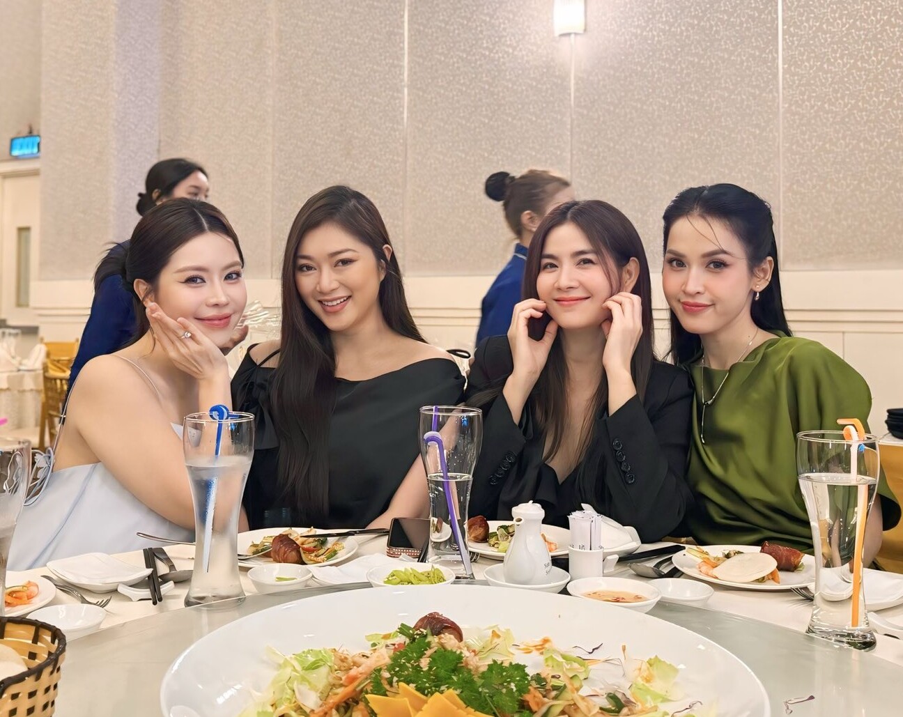 Dàn sao phim Cổng mặt trời gồm Kha Ly, Tú Vi,... cũng có mặt.