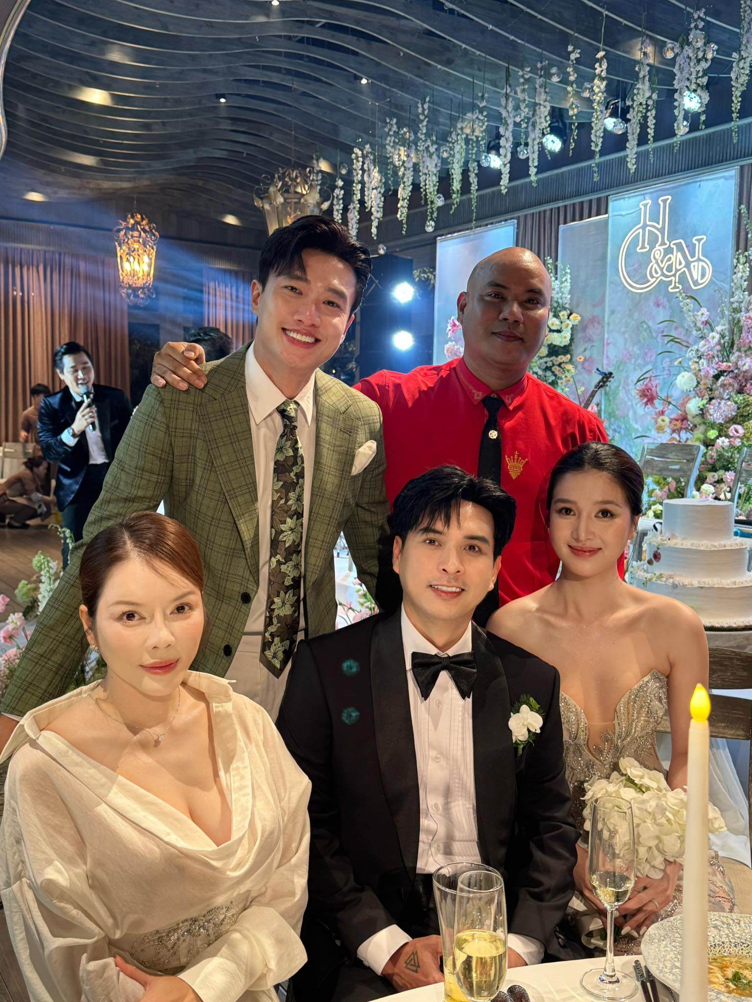 Diễn viên Quốc Trường mừng ngày vui của cặp đôi.